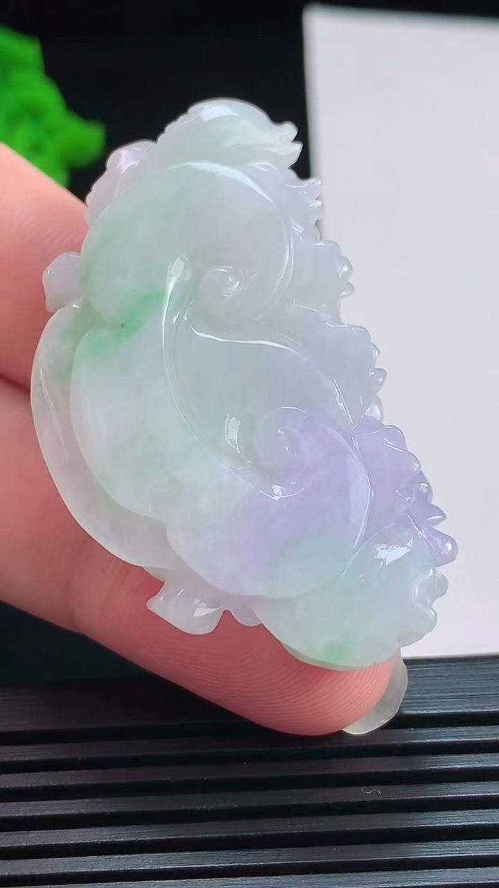 天然A货翡翠春带彩 紫罗兰花开富贵吊坠，尺寸51.6-28.6-12.5 重量:28.34g
8月1日
