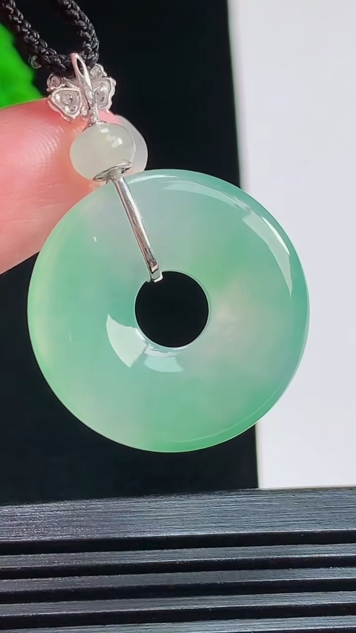 天然A货翡翠平安环吊坠，尺寸37-25-4 重量:6.10g
8月1日