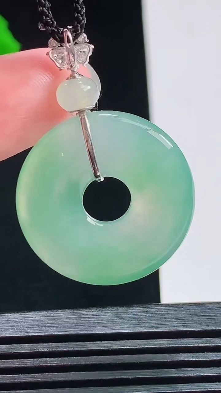 天然A货翡翠平安环吊坠，尺寸37-25-4 重量:6.10g
8月1日