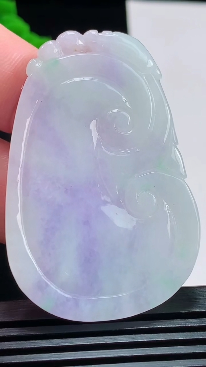 天然A货翡翠春带彩 紫罗兰如意吊坠，尺寸53.5-35-5.2 重量:22.01g
8月1日