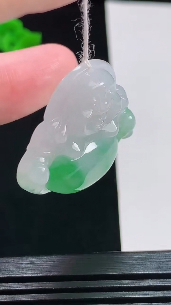 天然A货翡翠佛公吊坠，尺寸29.6-31.6-7.3 重量:10.10g
8月1日