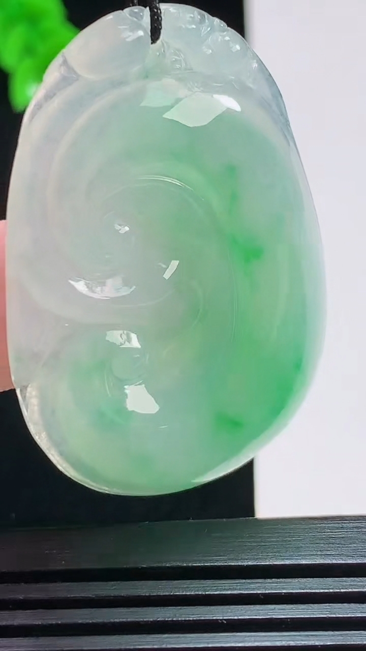 天然A货翡翠如意吊坠，尺寸45-31-5 重量:12.68g
8月1日