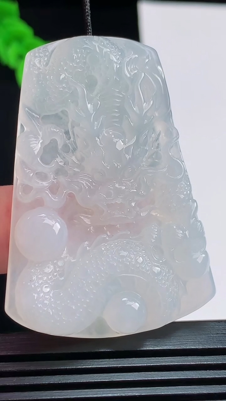 天然A货翡翠龙牌吊坠，尺寸50-35-5 重量:17.59g
8月1日