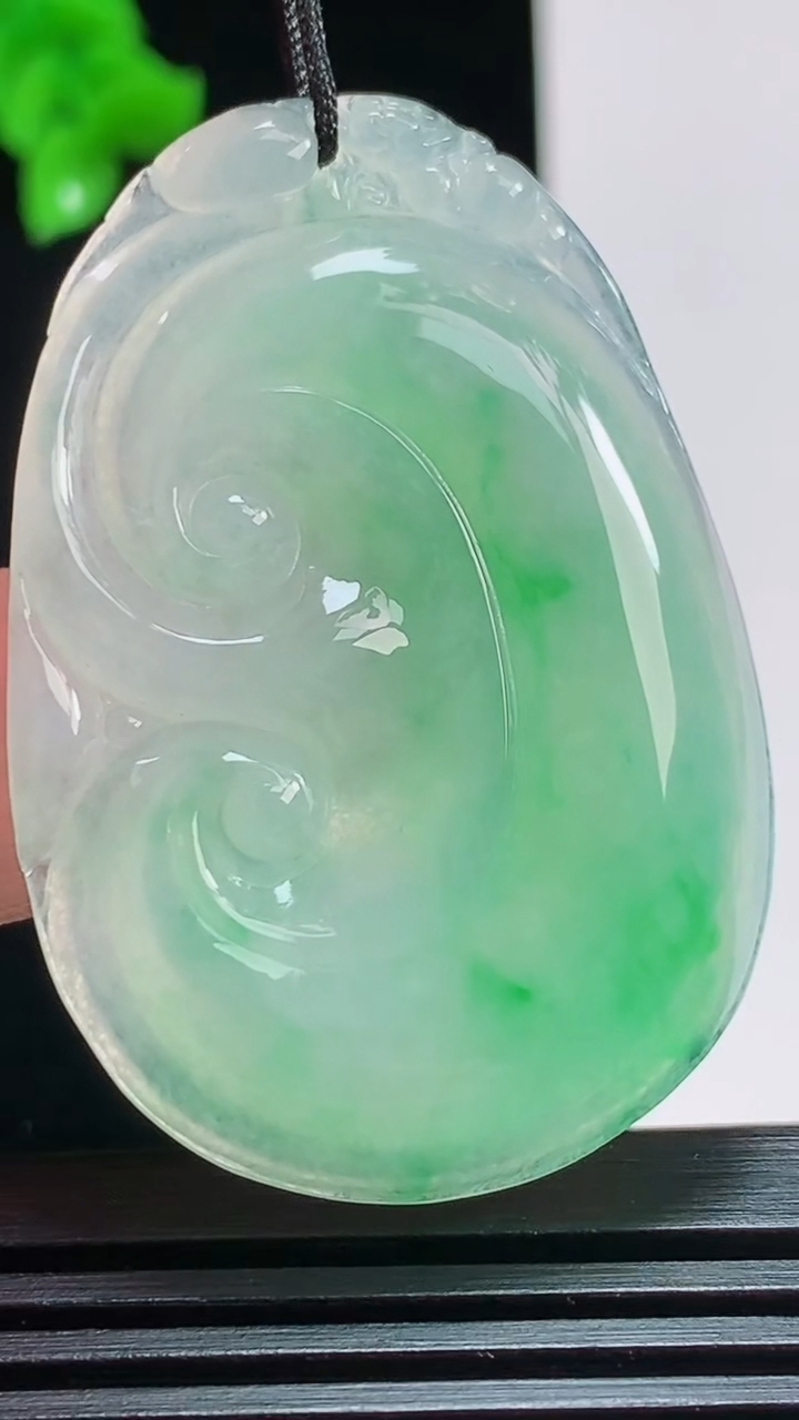 天然A货翡翠如意吊坠，尺寸45-31-5 重量:12.68g
8月1日