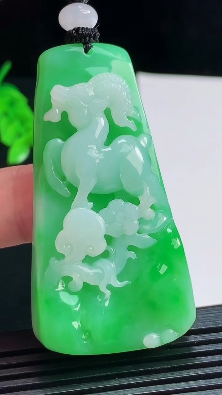 天然A货翡翠生肖羊牌吊坠，尺寸56.5-29.6-11.6 重量:42.65g
8月1日