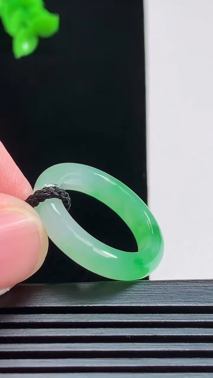 天然A货翡翠玉指环 戒指，尺寸17.5-4.6-4 重量:3.82g2026年8月1日
工厂直销收藏佳品,种好水足，色泽均匀，有种有色，上手高大气！