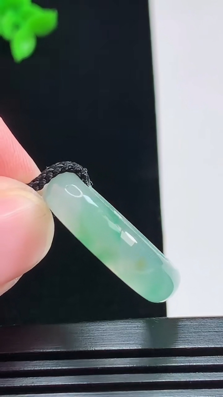 天然A货翡翠冰种飘花玉指环 戒指，尺寸17-6-4 重量:4.58g2026年8月1日
工厂直销收藏佳品,种好水足，色泽均匀，有种有色，上手高大气！