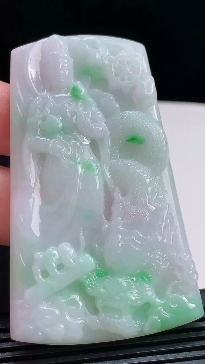 天然A货翡翠御龙大势至菩萨吊坠，尺寸74.5-44.5-5.8 重量:42.47g
8月1日
