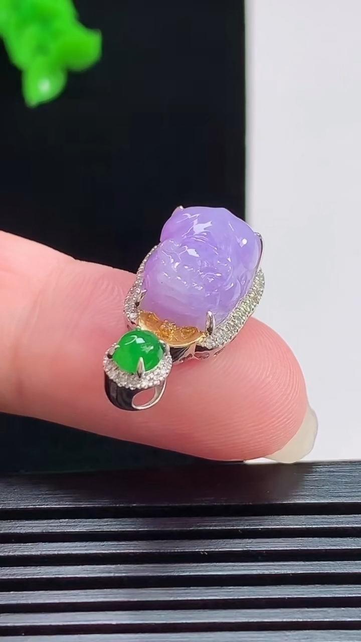 天然A货翡翠18k金紫罗兰貔貅吊坠，尺寸23.8-12-9，裸石13-9.8 重量:3.25g
8月