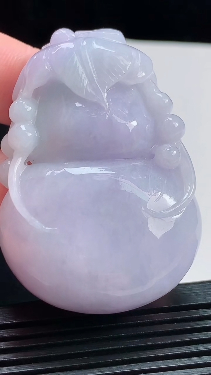天然A货翡翠紫罗兰葫芦吊坠，尺寸55.5-39-12.5 重量:55.50g
8月1日