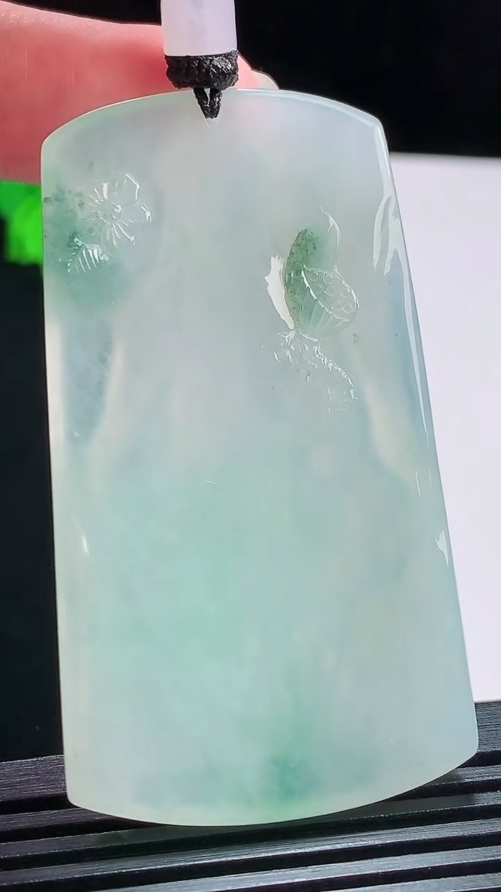 天然A货翡翠飘花虚空藏菩萨吊坠，尺寸61.6-34.5-6 重量:34.26g
8月1日