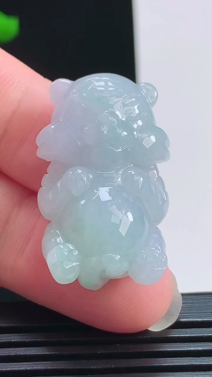 天然A货翡翠春带彩 紫罗兰生肖虎吊坠，尺寸32.5-19-12.5 重量:13.62g
8月1日