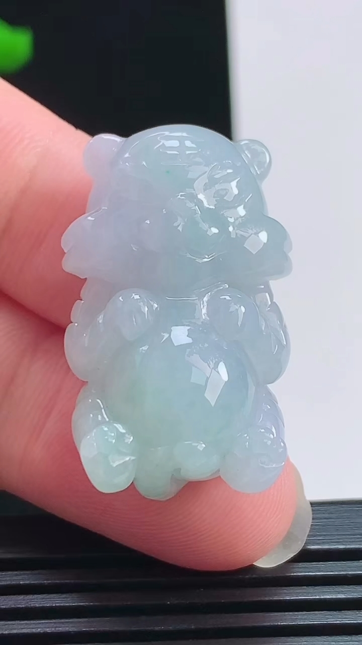天然A货翡翠春带彩 紫罗兰生肖虎吊坠，尺寸32.5-19-12.5 重量:13.62g
8月1日