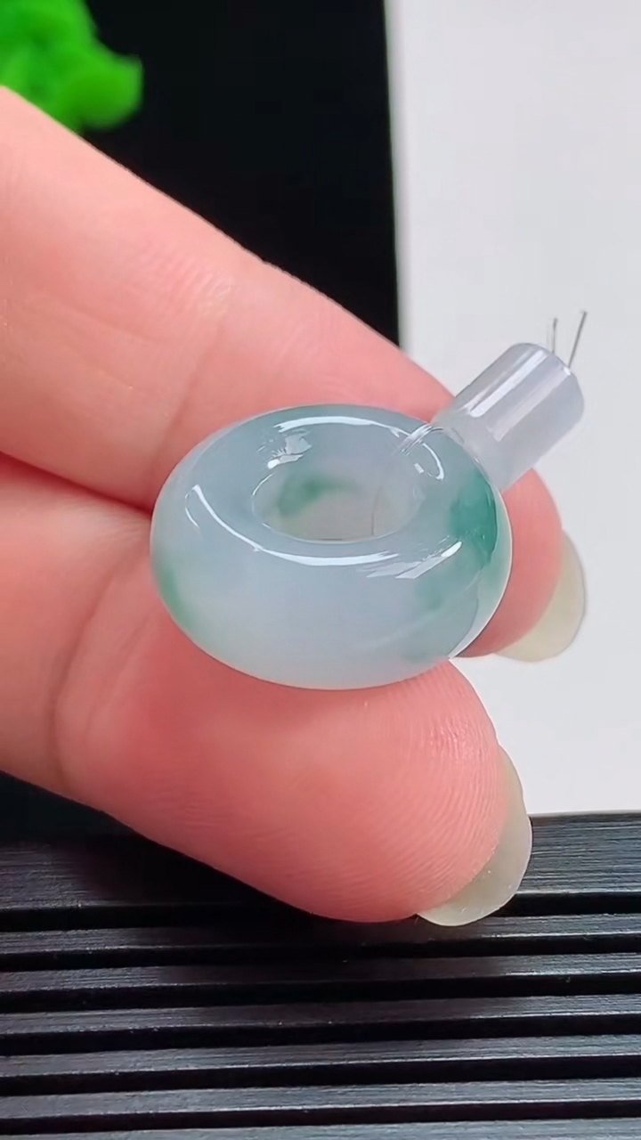 天然A货翡翠飘花平安环吊坠，尺寸19-7.8 重量:6.25g
8月1日