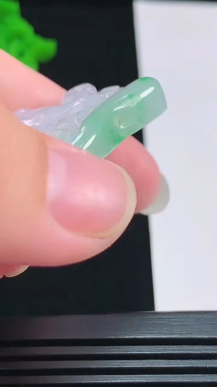 天然A货翡翠生肖马牌吊坠，尺寸49.6-31.8-6 重量:20.99g
8月1日