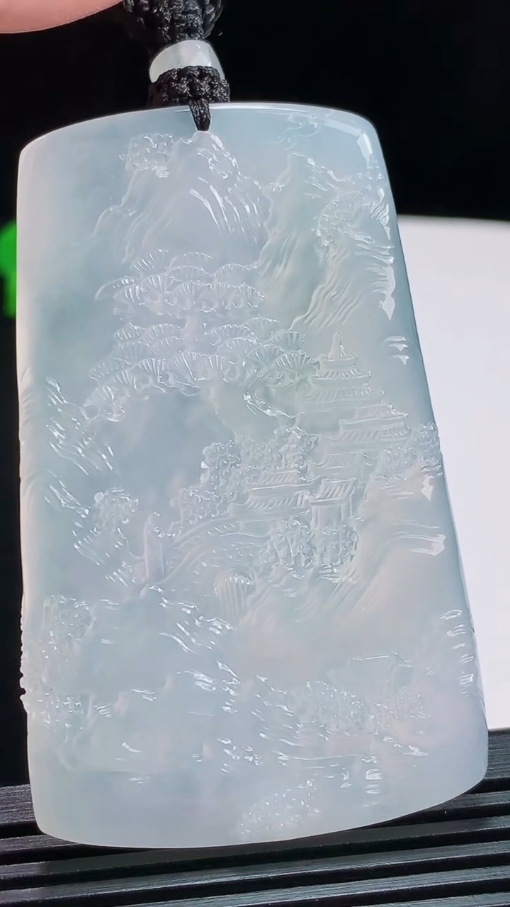 天然A货翡翠种白冰山水牌吊坠，尺寸66.6-41-5 重量:42.85g
8月1日