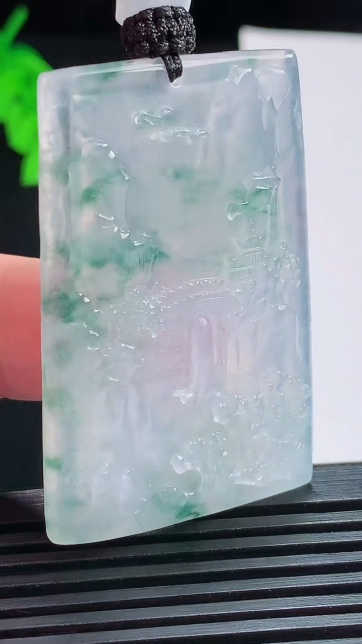 天然A货翡翠种飘花山水牌吊坠，尺寸48-30.5-5.5 重量:23.50g
8月1日