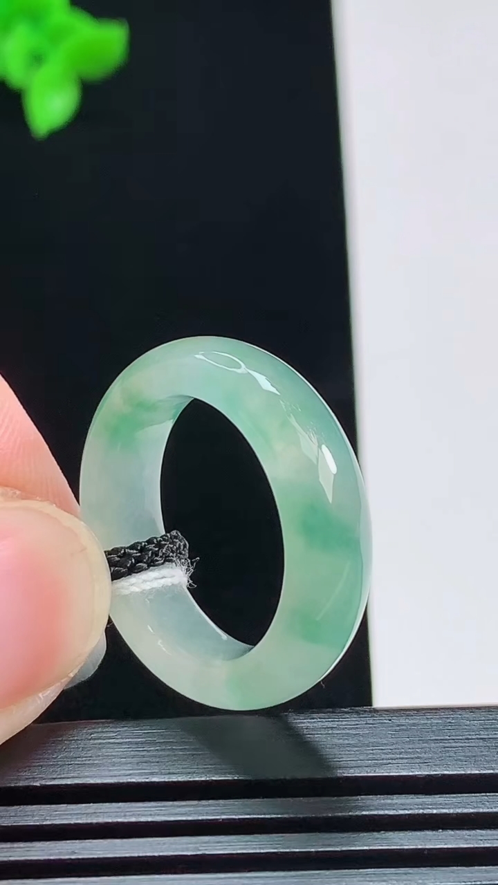天然A货翡翠冰种飘花玉指环 戒指，尺寸17-6-4 重量:4.58g2026年8月1日
工厂直销收藏