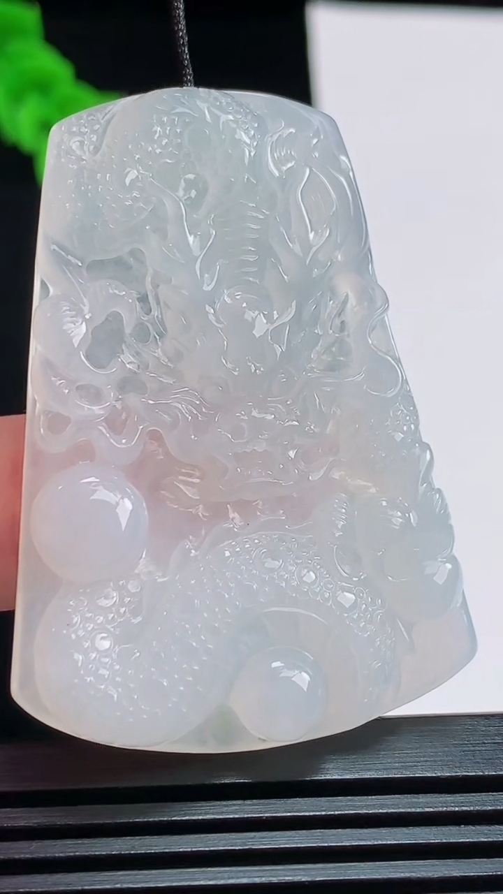 天然A货翡翠龙牌吊坠，尺寸50-35-5 重量:17.59g
8月1日