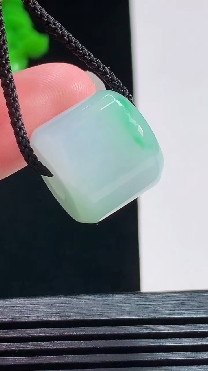 天然A货翡翠路路通吊坠，尺寸15-16.5 重量:9.50g
8月1日