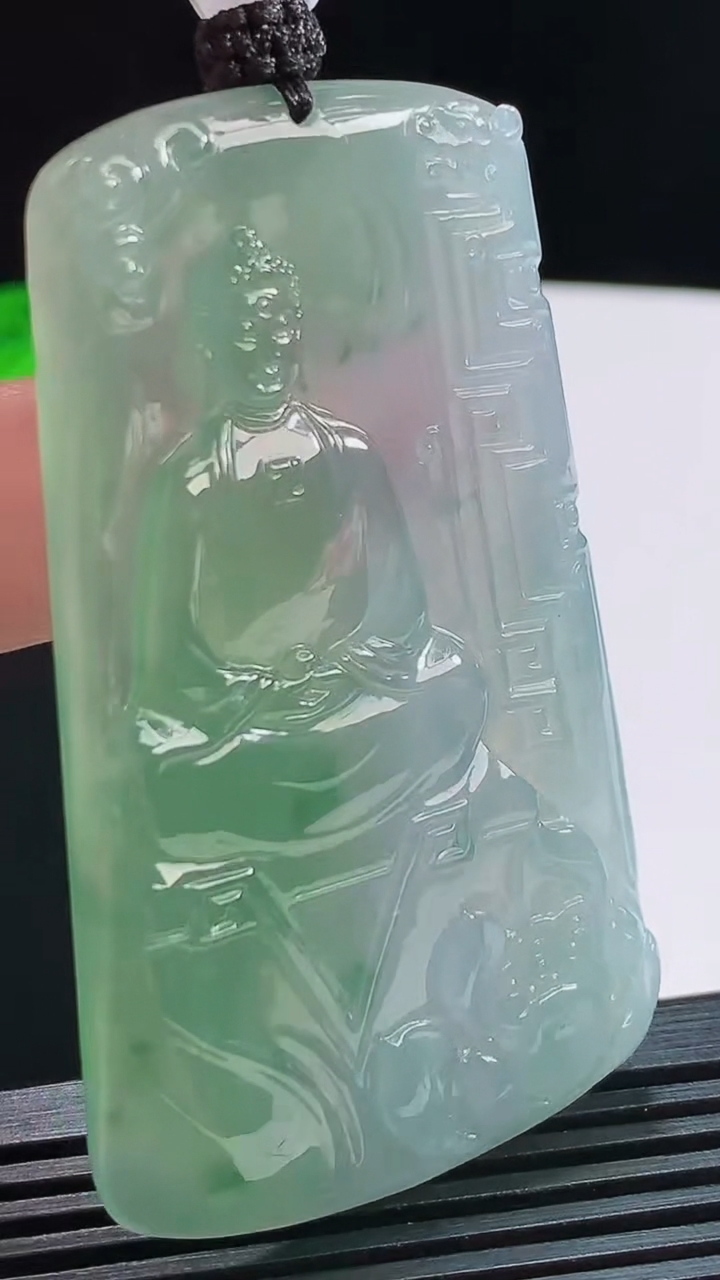 天然A货翡翠种春带彩 飘花大日如来佛吊坠，尺寸64-38-5.2 重量:38.16g
8月1日