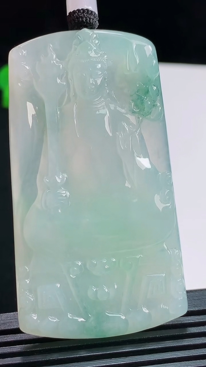 天然A货翡翠飘花虚空藏菩萨吊坠，尺寸61.6-34.5-6 重量:34.26g
8月1日