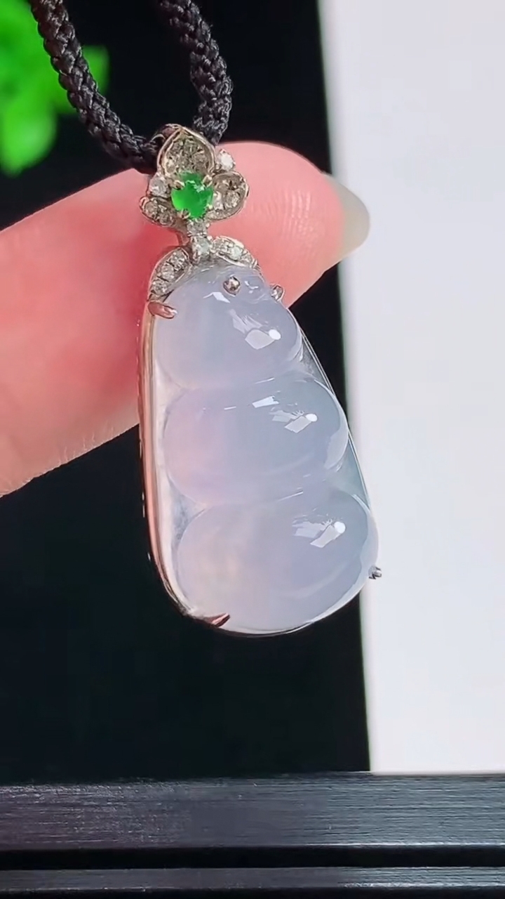 天然A货翡翠18k金紫罗兰福豆吊坠，尺寸30.6-13.6-9，裸石21-12.5 重量:4.57g
8月1日