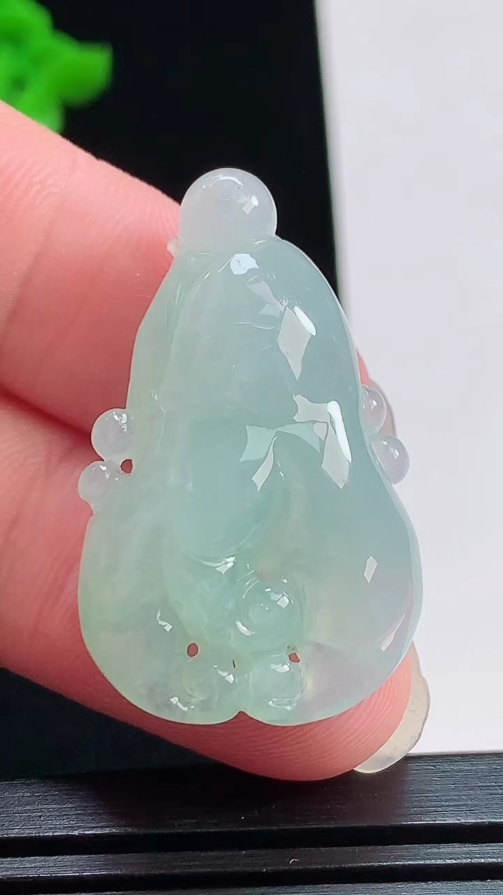 天然A货翡翠佛手瓜吊坠，尺寸35-21.8-10 重量:10.73g
8月1日