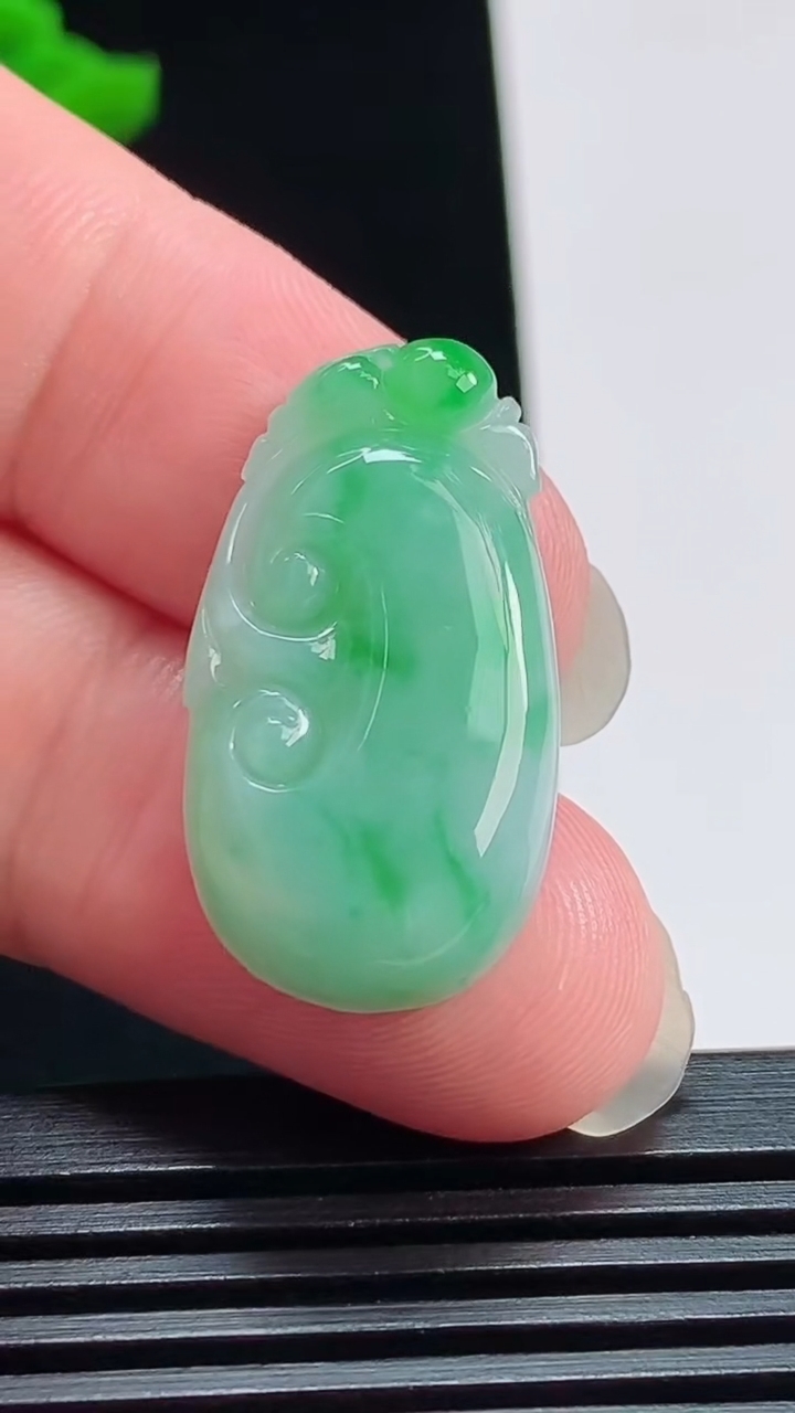 天然A货翡翠如意吊坠，尺寸28.6-15-5 重量:4.46g
8月1日