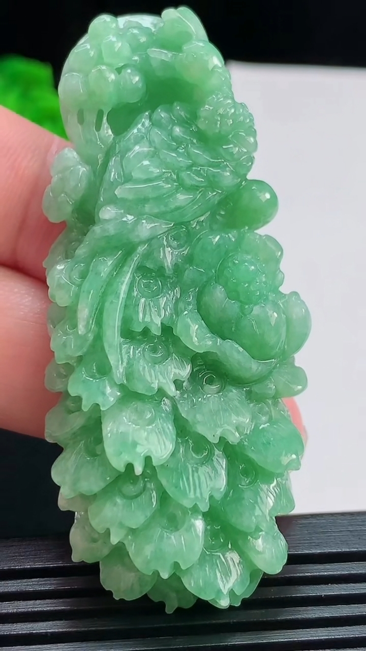 天然A货翡翠凤凰吊坠，尺寸67.5-28-11 重量:31.96g
8月1日