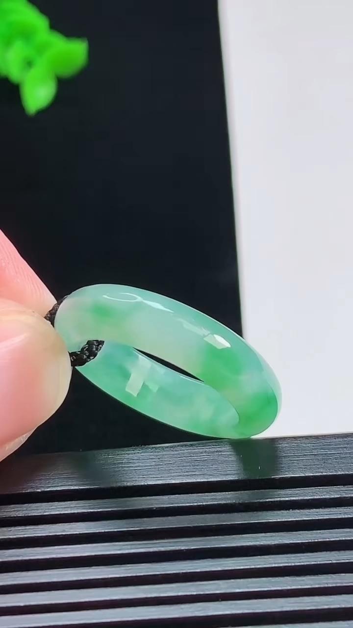 天然A货翡翠玉指环 戒指，尺寸18-5.6-3.5 重量:4.35g2026年8月1日
工厂直销收藏佳品,种好水足，色泽均匀，有种有色，上手高大气！