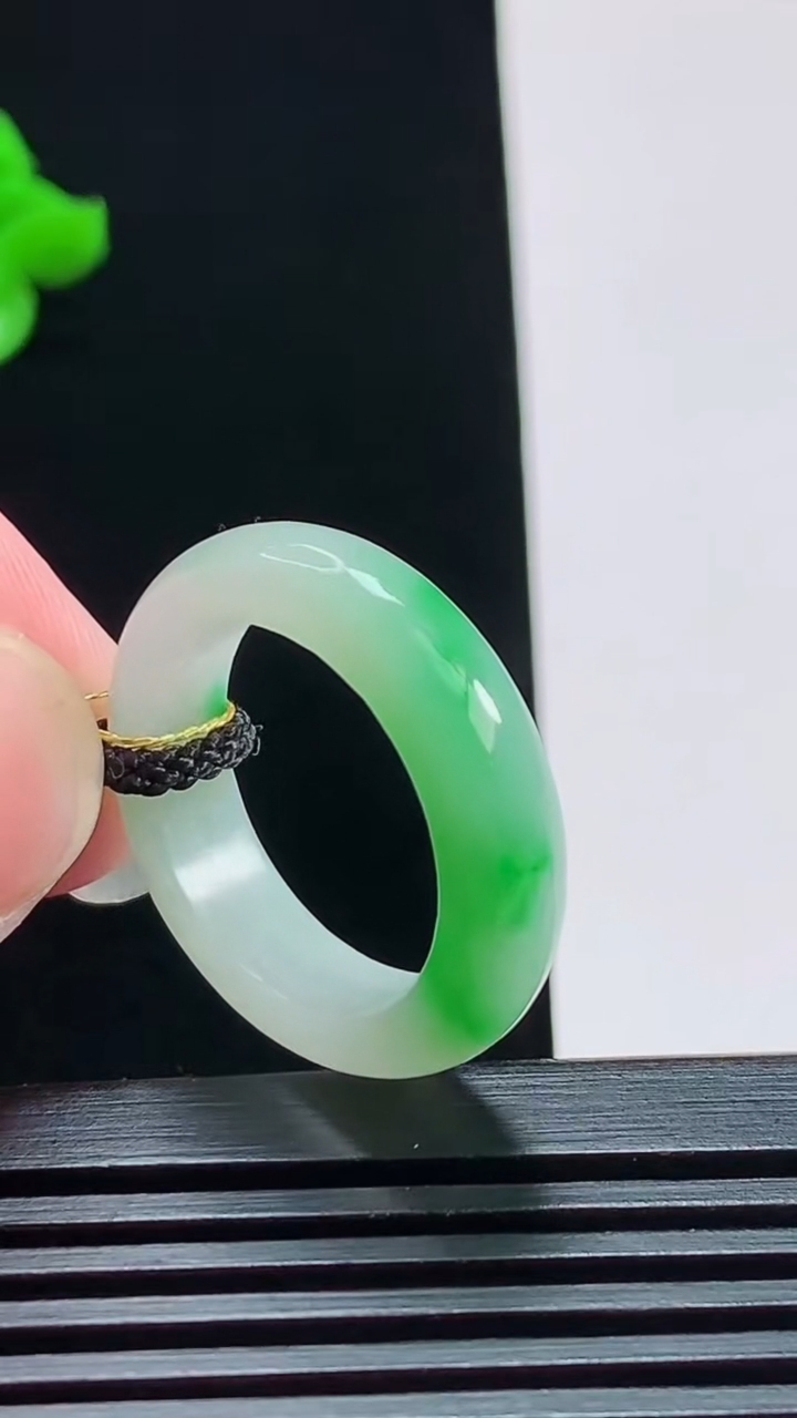 天然A货翡翠玉指环 戒指，尺寸18.3-5.6-3.5 重量:4.62g2026年8月1日
工厂直销收藏佳品,种好水足，色泽均匀，有种有色，上手高大气！