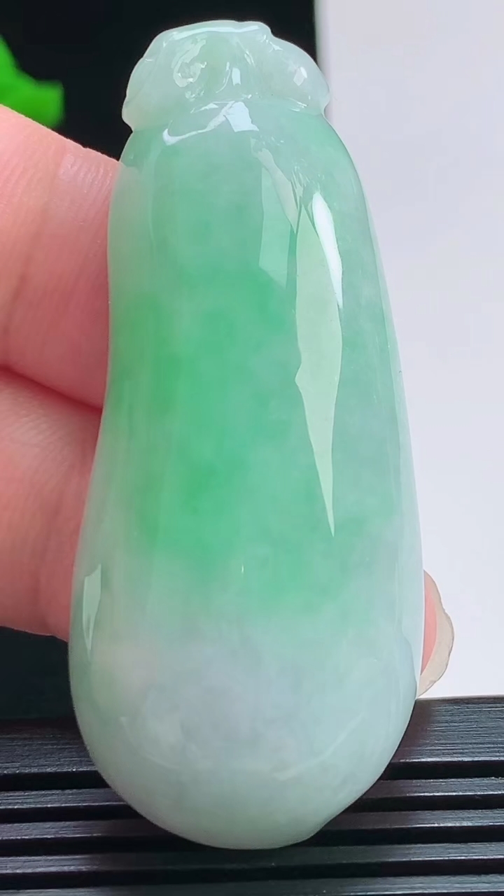 天然A货翡翠福瓜吊坠，尺寸56-23.8-11.6 重量:31.08g
8月1日