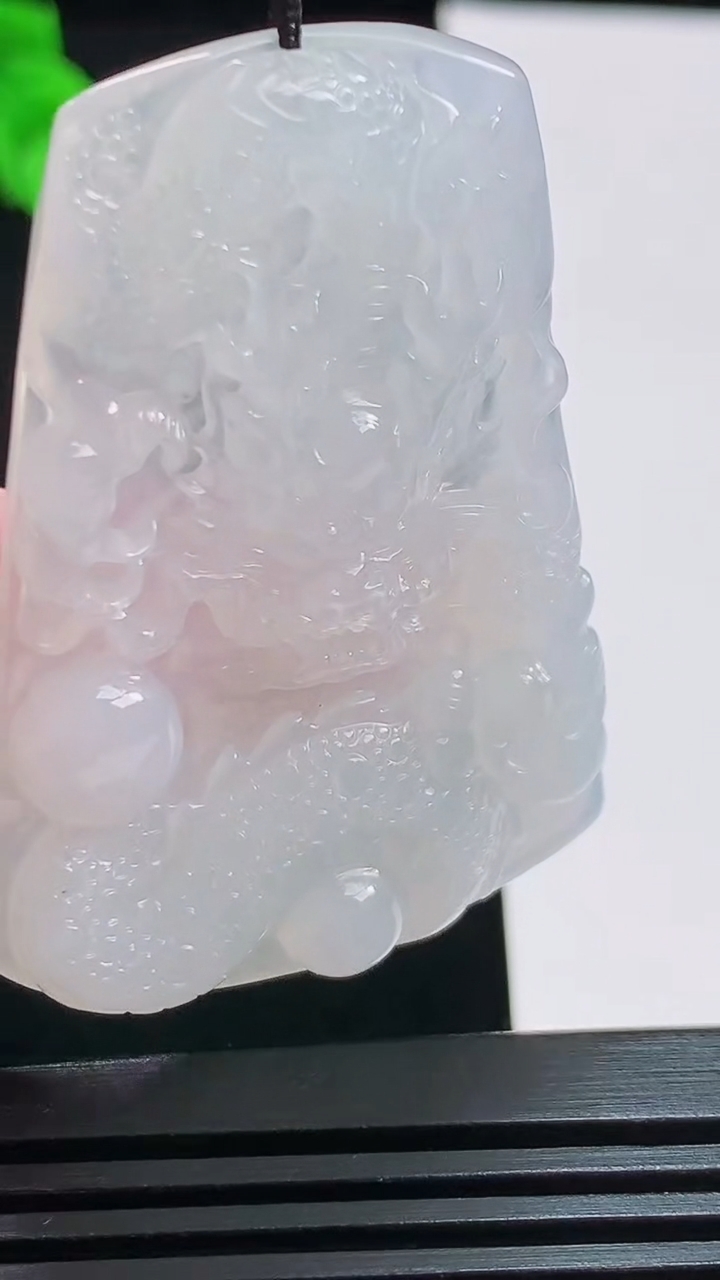 天然A货翡翠龙牌吊坠，尺寸50-35-5 重量:17.59g
8月1日