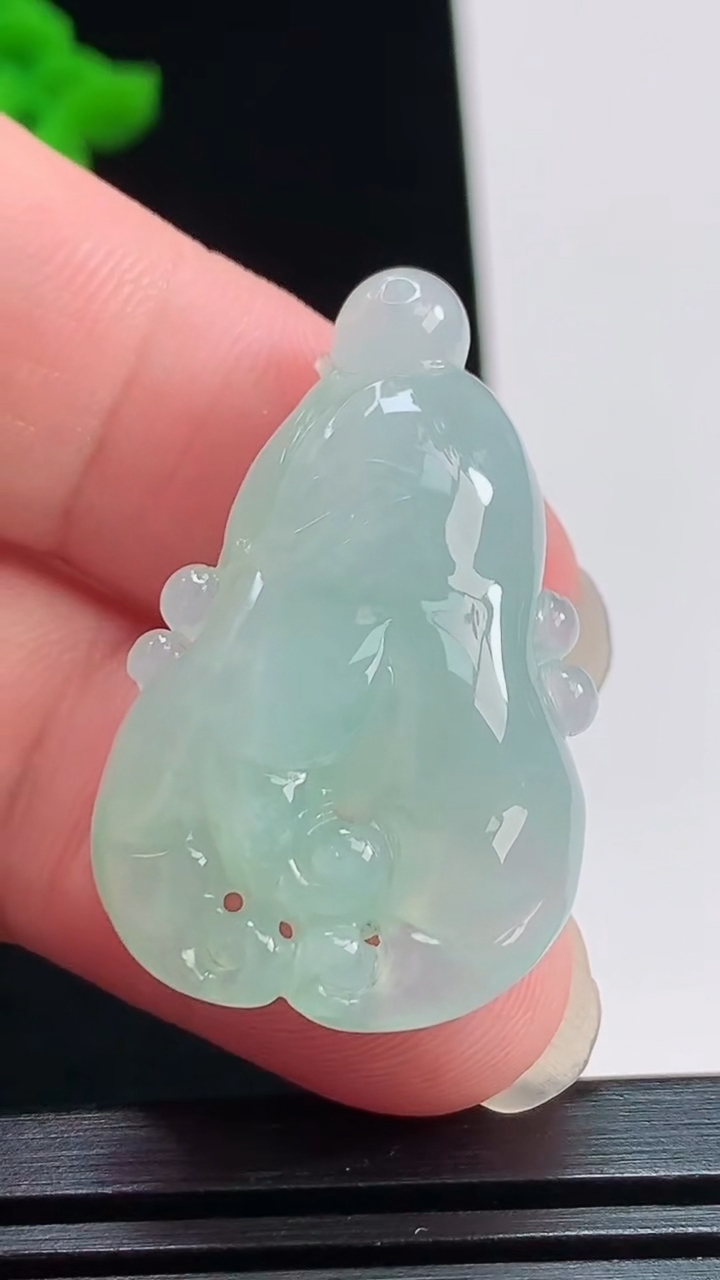天然A货翡翠佛手瓜吊坠，尺寸35-21.8-10 重量:10.73g
8月1日