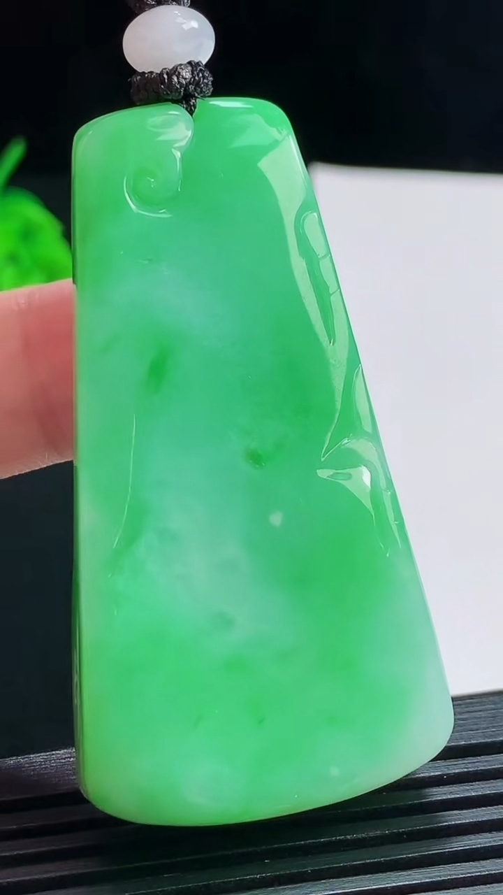 天然A货翡翠生肖羊牌吊坠，尺寸56.5-29.6-11.6 重量:42.65g
8月1日