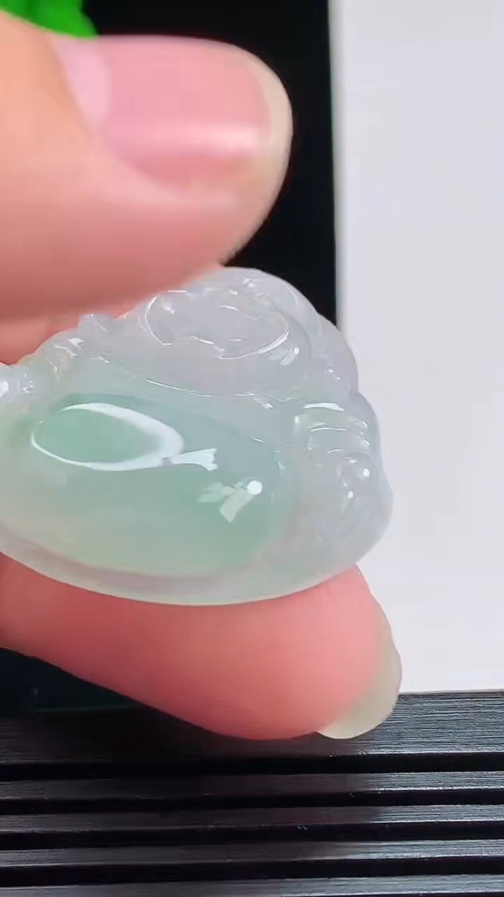 天然A货翡翠佛公吊坠，尺寸30-32.6-6 重量:9.49g
8月1日