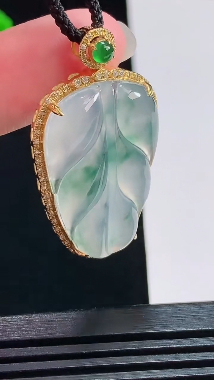 天然A货翡翠种飘花金枝玉叶 叶子吊坠，尺寸38.5-21.5-6.5，裸石28.5-19 重量:5.62g
8月1日