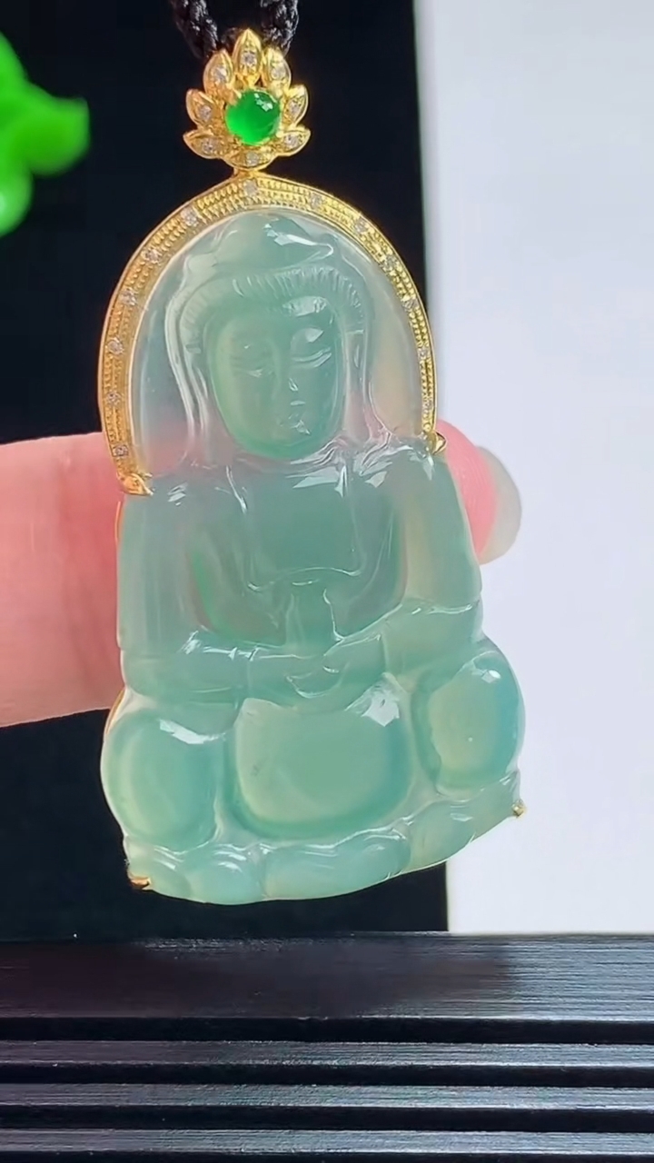 天然A货翡翠种蓝水正装观音吊坠，尺寸46-23-5.5，裸石36-23 重量:5.89g
8月1日
