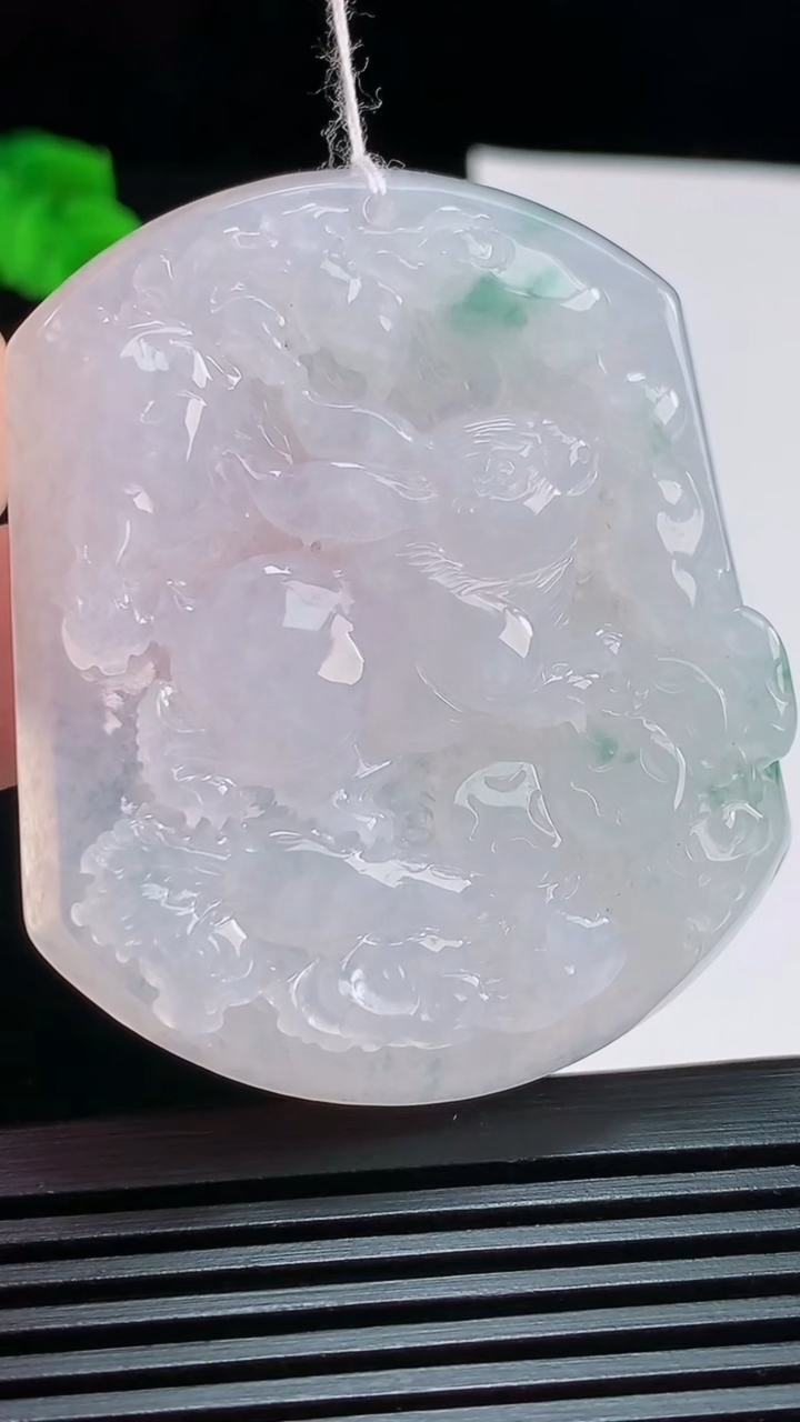 天然A货翡翠飘花生肖兔牌吊坠，尺寸53-44-6 重量:32.22g
8月1日