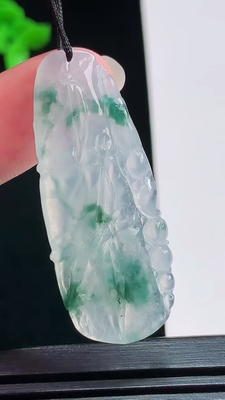 天然A货翡翠冰种飘花节节高升 竹节吊坠，尺寸42-17-4 重量:5.41g
8月1日