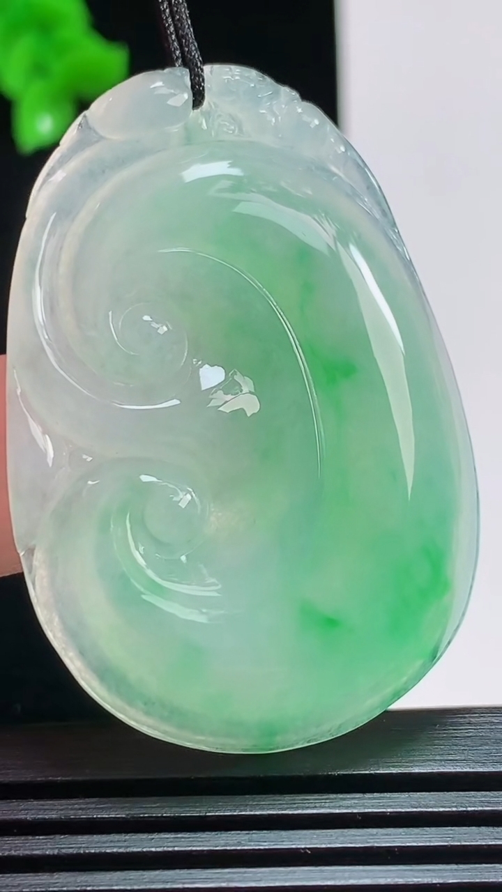 天然A货翡翠如意吊坠，尺寸45-31-5 重量:12.68g
8月1日