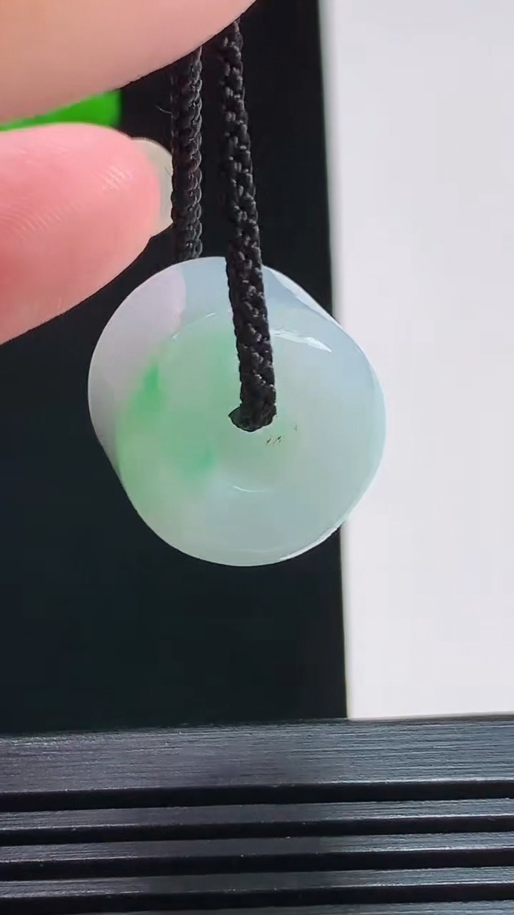 天然A货翡翠路路通吊坠，尺寸15-16.5 重量:9.50g
8月1日