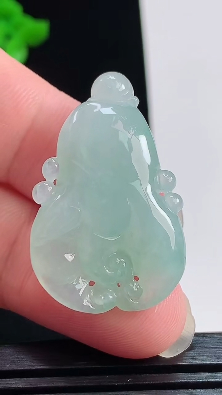 天然A货翡翠佛手瓜吊坠，尺寸35-21.8-10 重量:10.73g
8月1日