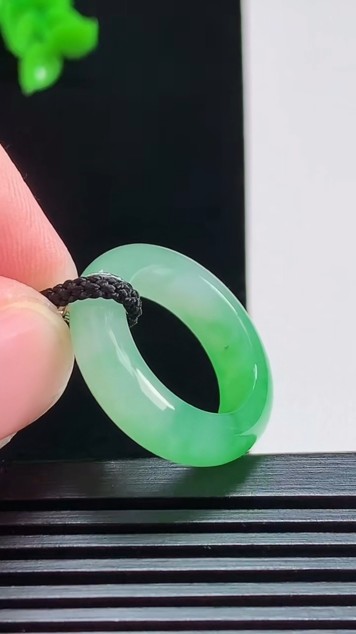 天然A货翡翠玉指环 戒指，尺寸15.6-5.6-3.5 重量:4.14g2026年8月1日
工厂直销收藏佳品,种好水足，色泽均匀，有种有色，上手高大气！