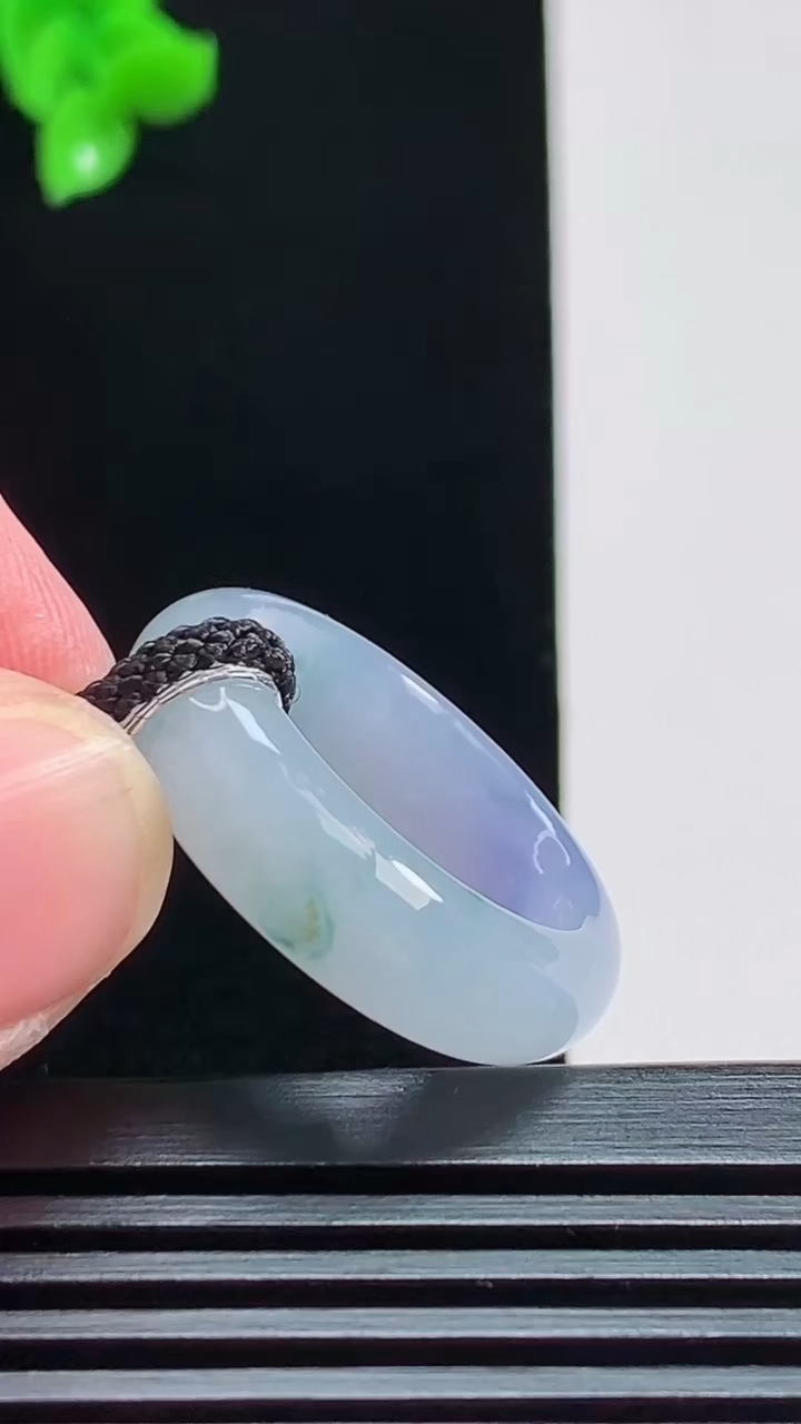 天然A货翡翠种紫罗兰 飘花玉指环 戒指，尺寸17.3-6.5-4.2，重量:5.68g2026年8月1日
工厂直销收藏佳品,种好水足，色泽均匀，有种有色，上手高大气！