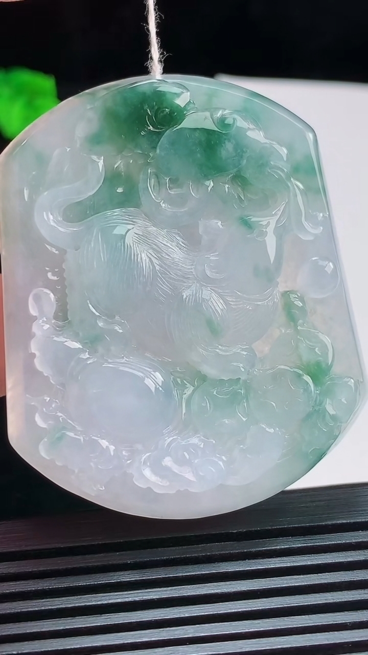 天然A货翡翠飘花生肖鼠牌吊坠，尺寸54.2-45-5.5 重量:30.20g
8月1日