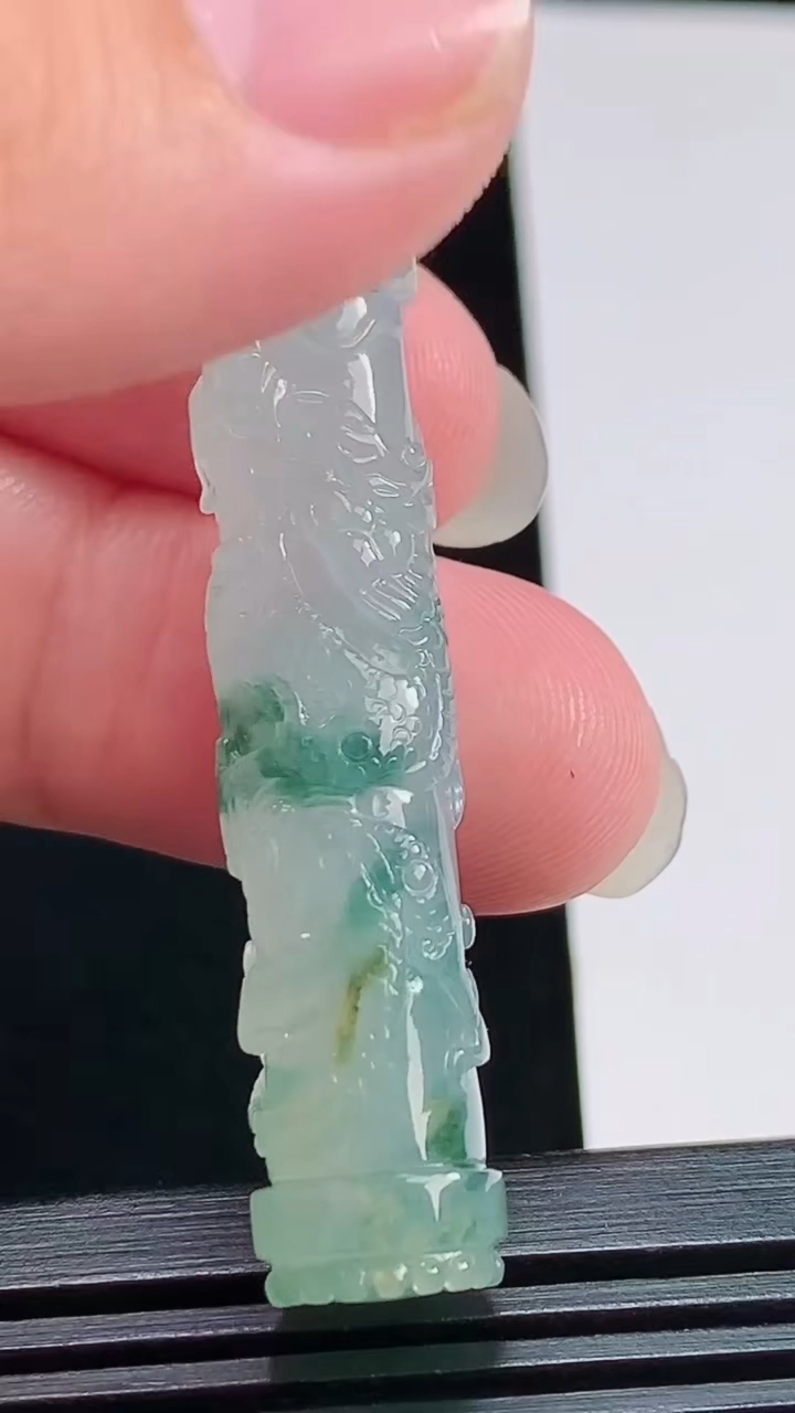 天然A货翡翠飘花龙柱吊坠，尺寸53-9.8 重量:11.54g
8月1日
