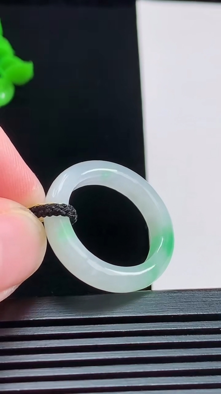 天然A货翡翠玉指环 戒指，尺寸17.8-4.5-3.5 重量:3.56g2026年8月1日
工厂直销收藏佳品,种好水足，色泽均匀，有种有色，上手高大气！
