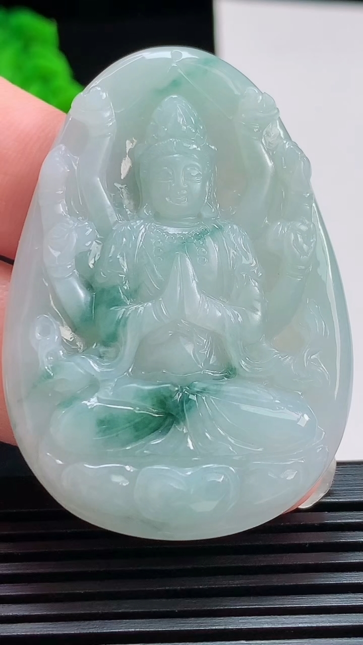 天然A货翡翠飘花千手观音菩萨吊坠，尺寸53.5-36.5-6 重量:22.06g
8月1日